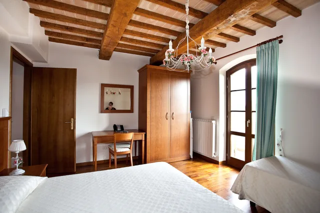 شقة عائلية بسرير فردي بشرفة مع أريكة، AGRITURISMO LE RONDINI DI FRANCESCO DI ASSISI 1/2