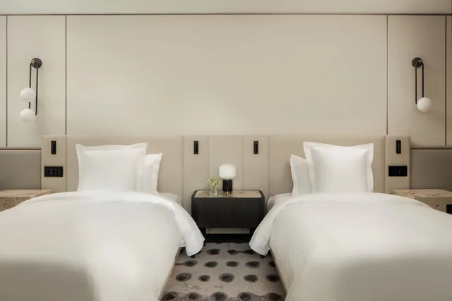 Deluxe, 2 Double Beds, Four Seasons Hotel Toronto 2/7
