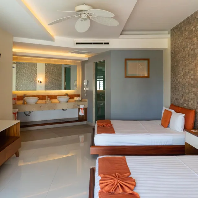 غرفة بسريرين منفصلين بإطلالة على البحر، Artisan Family Hotels & Resort Collection Playa Esmeralda 4/6