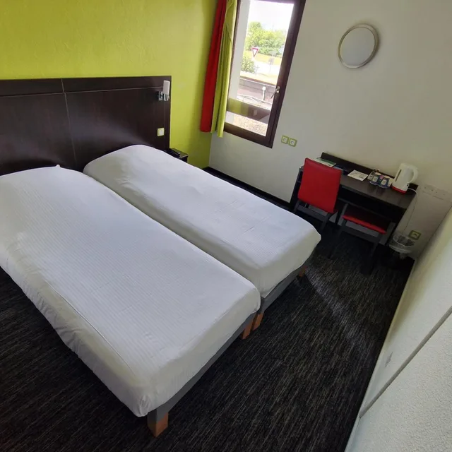 Room, Twin Beds, Kyriad Montlucon - Saint Victor 1/4