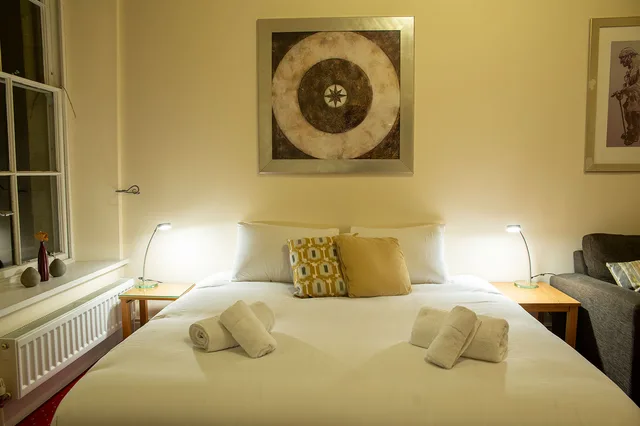 غرفة ديلوكس ثلاثية، The Knighton Hotel by Payman Club 1/2