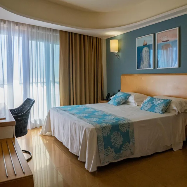 غرفة ديلوكس بسرير مزدوج أو سريرين منفصلين بإطلالة على البحر، Panoramic Hotel Taormina 1/5