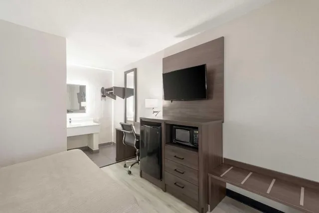Standard, 2 Queen Beds, Accessible, Downtown Inn & Studio Suites 4/4