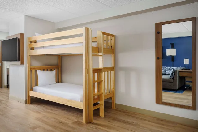 غرفة بسرير بطابقين وسريرين كوين مع أريكة، Hyatt Place Across from Universal Orlando Resort 2/3