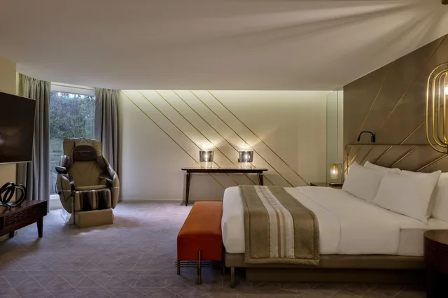 1 Bedroom, Presidential, Suite, Le Meridien Dubai Hotel and Conference Centre 1/3