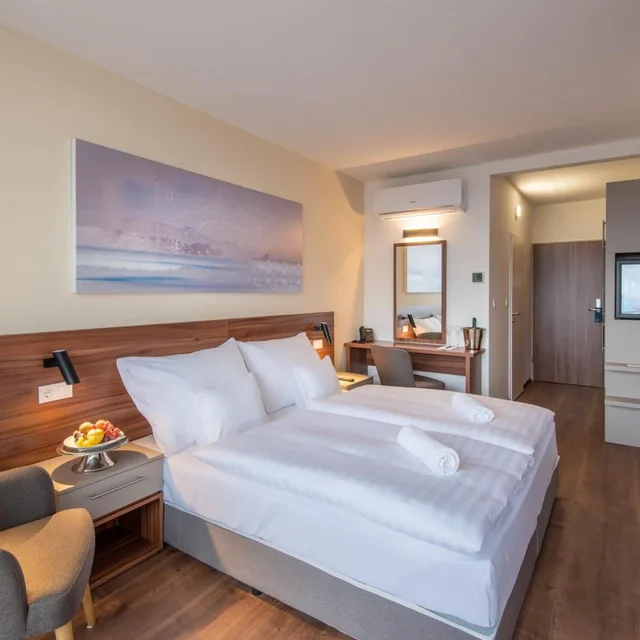 غرفة سوبيريور بسرير مزدوج أو سريرين منفصلين بإطلالة على البحيرة، Hunguest Hotel Panorama 3/7