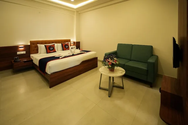 Superior, King Bed, Zip By Spree Hotels Purple Orchid 2/2