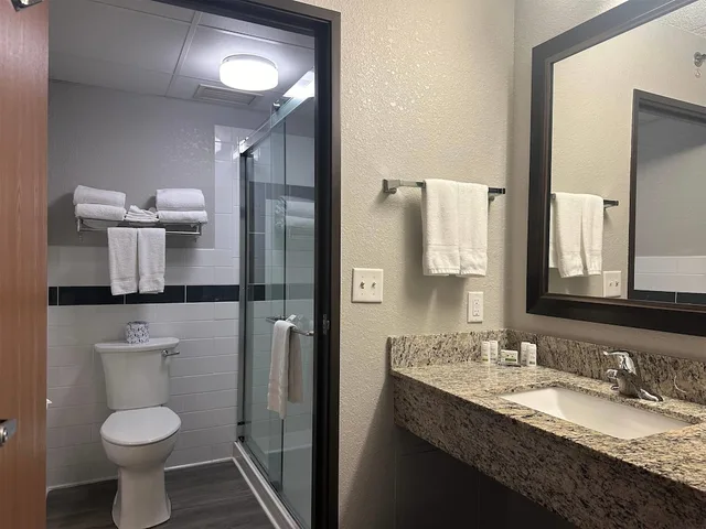 Efficiency, King Bed, Water View, High Floor، Americinn By Wyndham Menominee 4/4