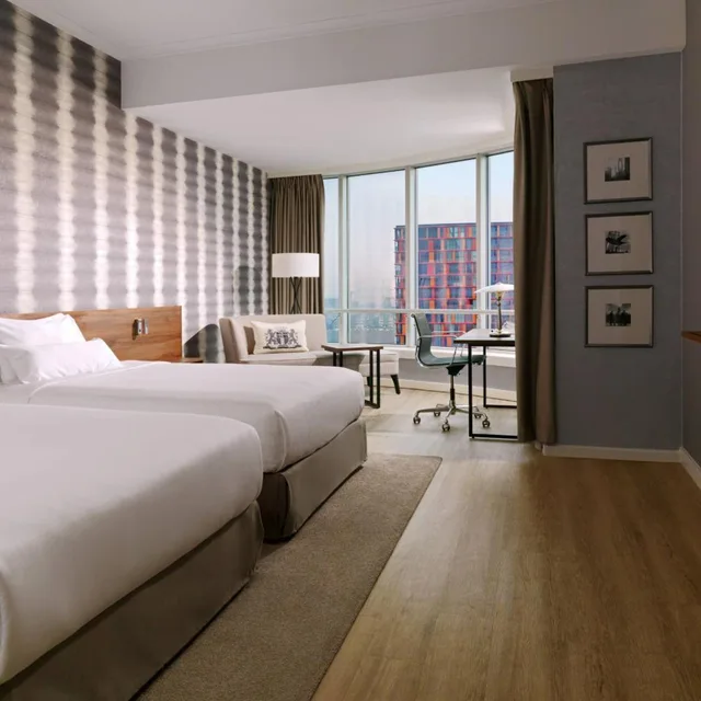 غرفة تنفيذية بسريرين منفصلين مع دخول صالة النادي، Rotterdam Marriott Hotel 1/3