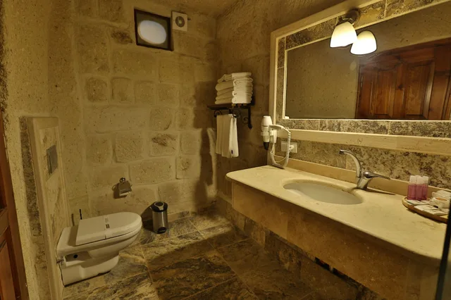 غرفة بريميوم بسرير كينج وثلاثة أسرّة بغرفتي نوم، Osmanbey Cave Hotel 1/3
