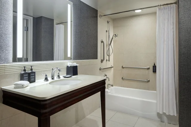 غرفة بسريرين كوين بإطلالة على الفناء، Sheraton Valley Forge King of Prussia 6/8