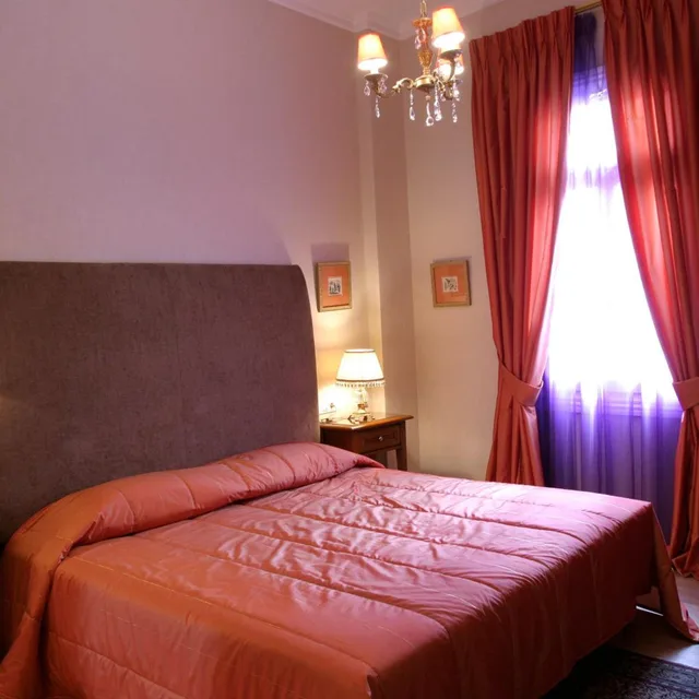 جناح جونيور، Grande Bretagne Hotel 3/5