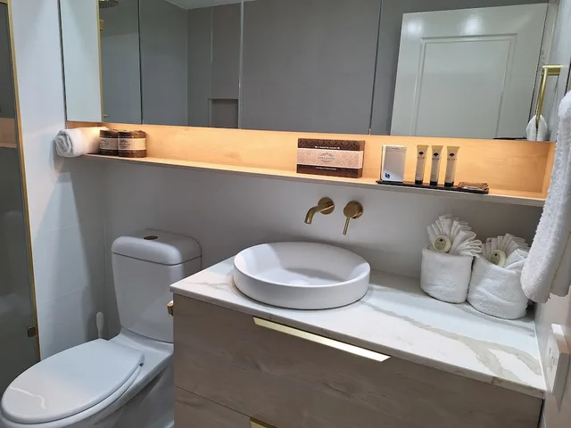 شقة سيغنتشر بسريرين كينج بشرفة بغرفتي نوم مع سرير سحّاب إضافي، B7 Honeysuckle Executive Apartments 4/4