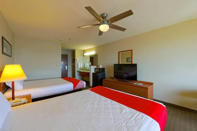 Double Queen Room - Bay view، Siletz Bay Beachfront Hotel by OYO Lincoln City 4/10