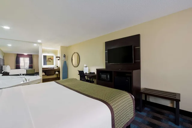 جناح بسرير كينج مع أريكة بجاكوزي، SureStay Hotel by Best Western Manning 1/3