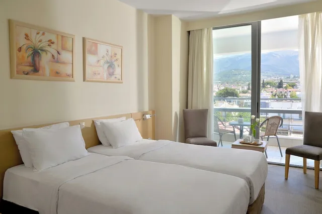 غرفة قياسية بسريرين منفصلين بإطلالة على الجبل مع سرير سحّاب إضافي، Achaia Beach Hotel, Vassilicos House of Hospitality 1/10
