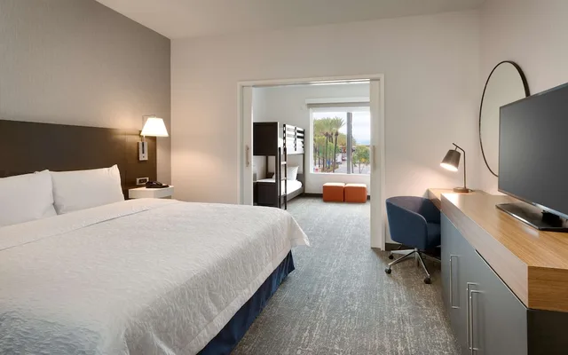 جناح بسرير كينج وسرير بطابقين، Hampton Inn Suites Anaheim Resort Convention Center 1/2