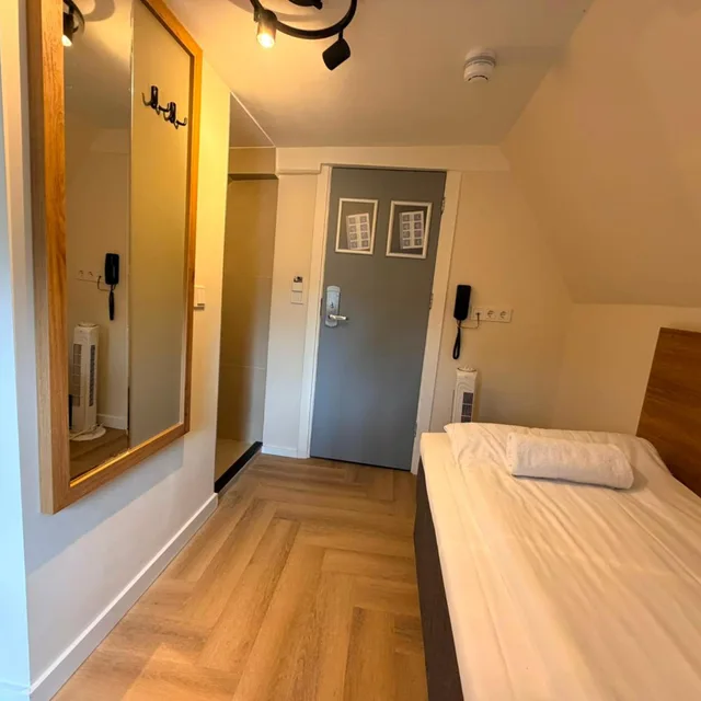 غرفة صغيرة بسرير مزدوج أو سريرين منفصلين، Continental Hotel 1/8