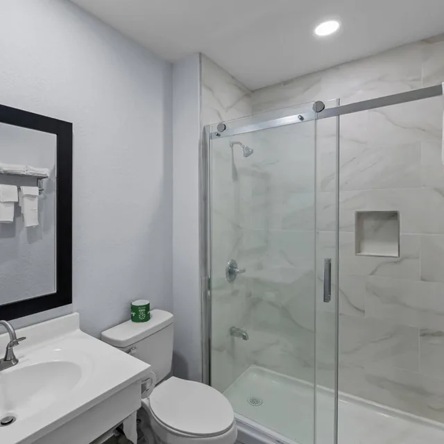 Efficiency, Queen Bed, Exterior Entrance، Birchwood Suites 5/6