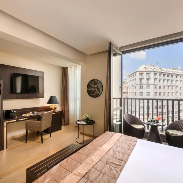 غرفة ديلوكس بسرير مزدوج بشرفة، Hotel The Square Milano Duomo 3/4