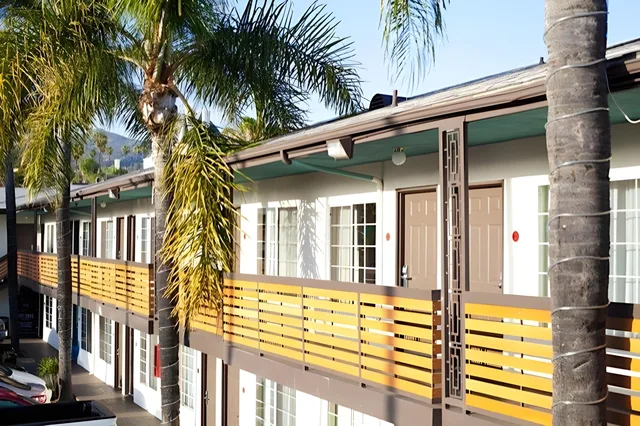 Deluxe, Accessible, The Dixie Hollywood 1/2