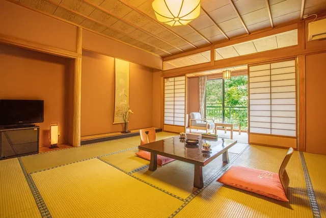 غرفة يابانية قياسية بفرشتي فوتون بإطلالة على الجبل، Yamanaka Onsen Shirasagiyu Tawaraya 1/1