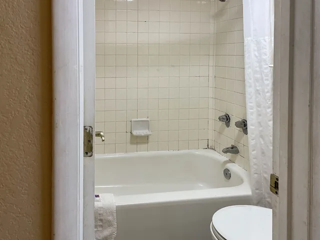 1 King Bed - Suite, Non-Smoking, Micfridge، Motel6 Huntsville, AL - University Dr 7/8