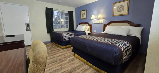 غرفة بسرير كينج وسريرين كوين، Rodeway Inn & Suites Blythe I-10, CA 5/10