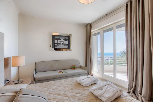 Classic, Double or Twin Bed, Pool and Sea View، Hotel Mariver 2/4