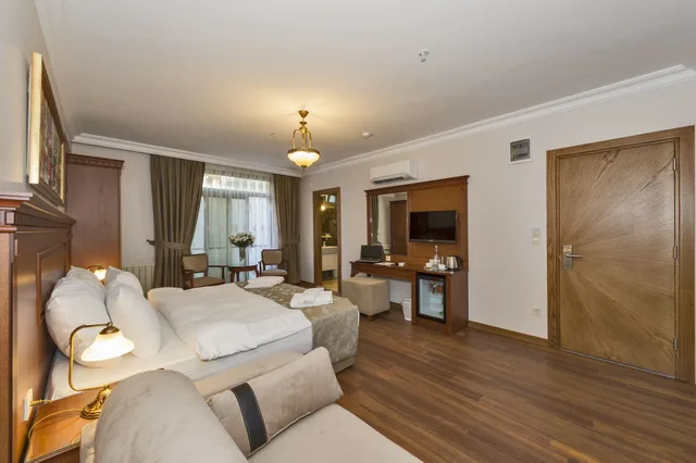 2 Bedrooms, Family, 1 King and 4 Single Beds, City View, Blisstanbul Hotel 2/5