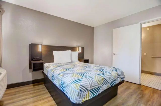Room, King Bed, Motel6 San Bernardino, CA - North 6/10