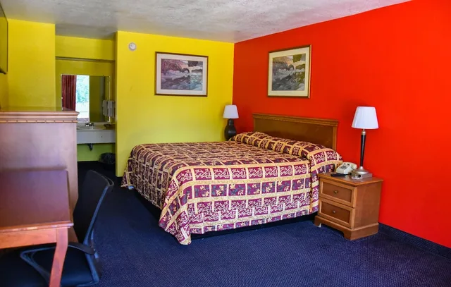غرفة قياسية بسرير كينج للمدخنين، Homeplace Inn 3/4