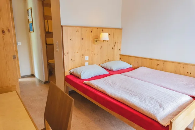 غرفة بشرفة مفردة بسرير فردي بحمام خاص، Davos Youthpalace 1/8