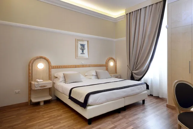 جناح جونيور، Grand Hotel Vittoria 1/3
