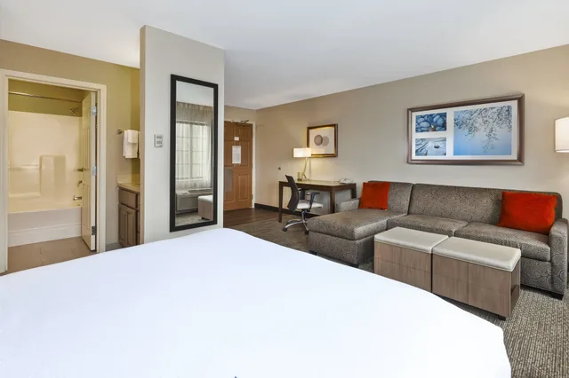 جناح استوديو بسرير كوين مع أريكة بمطبخ، STAYBRIDGE SUITES KALAMAZOO 1/2