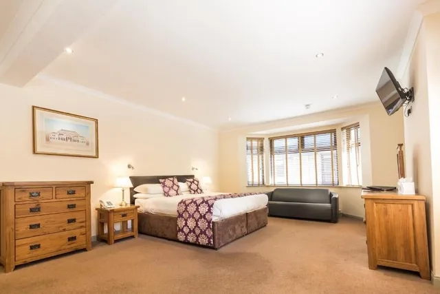 غرفة عائلية بسرير مزدوج مع أريكة في الطابق الأرضي، Belvilla Inverness Craigmonie Hotel 4/7