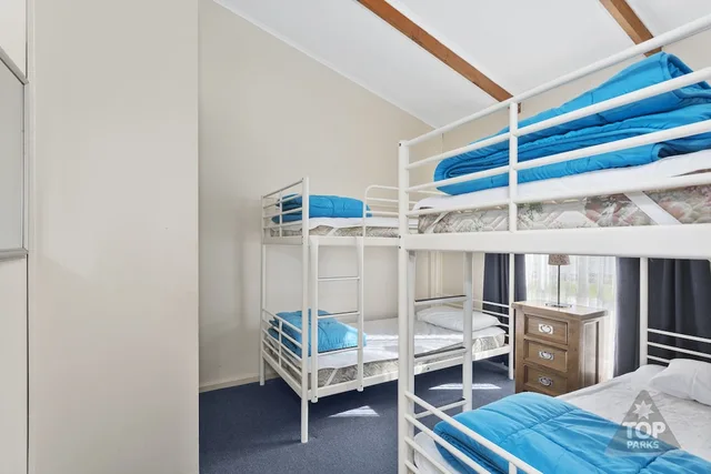 2 Bedrooms, Superior, Cabin, 1 Queen and 2 Bunk Beds, Pool Side، Victor Harbor Holiday & Cabin Park 5/9