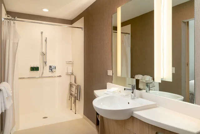 جناح بسرير كينج مع سرير سحّاب إضافي لذوي الإعاقة، SpringHill Suites by Marriott Cape Canaveral Cocoa Beach 6/10