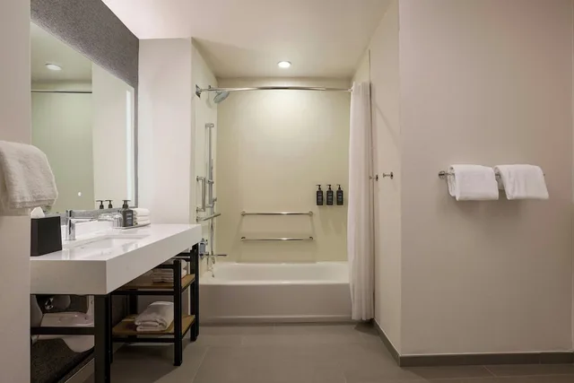 Room, King Bed, Sheraton Grand Sacramento 9/10