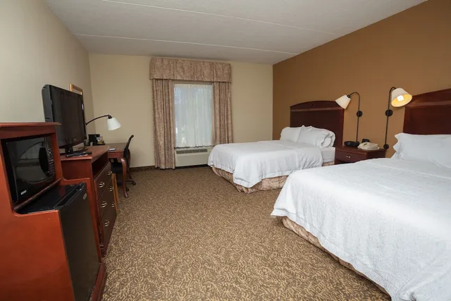 غرفة بسريرين كوين لذوي الإعاقة، Hampton Inn Oneonta 3/4