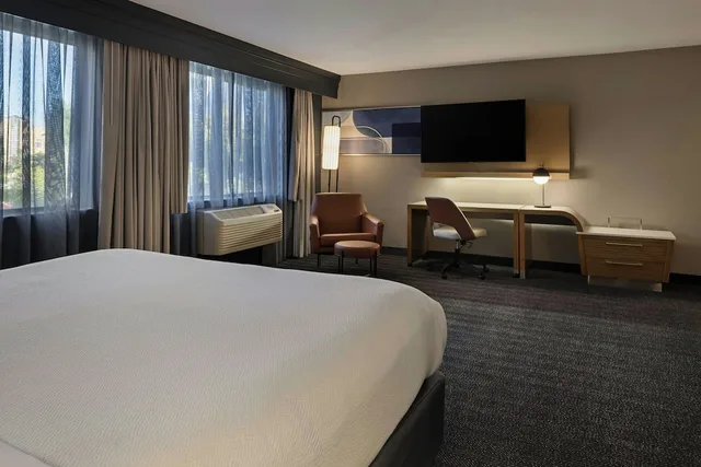 استوديو بسرير كينج مع أريكة، COURTYARD BY MARRIOTT SACRAMENTO MIDTOWN 4/10