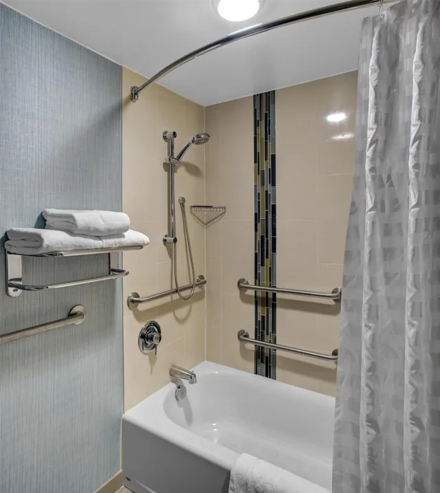 غرفة بسرير كينج مع أريكة بحوض استحمام لذوي الإعاقة، Hyatt Place Atlanta/Norcross/Peachtree 4/6