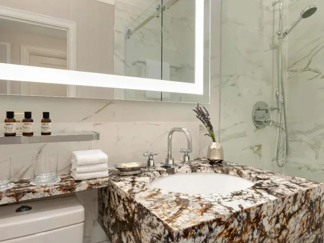 Inner, Signature, King Bed, City or Courtyard View، Fairmont Hotel Vancouver 3/3
