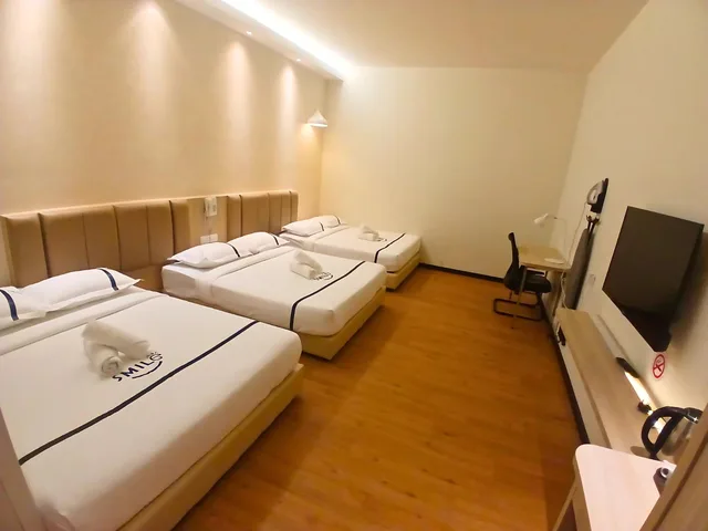 Family 6, 3 Queen Beds, Top Holiday Hotel 1/1