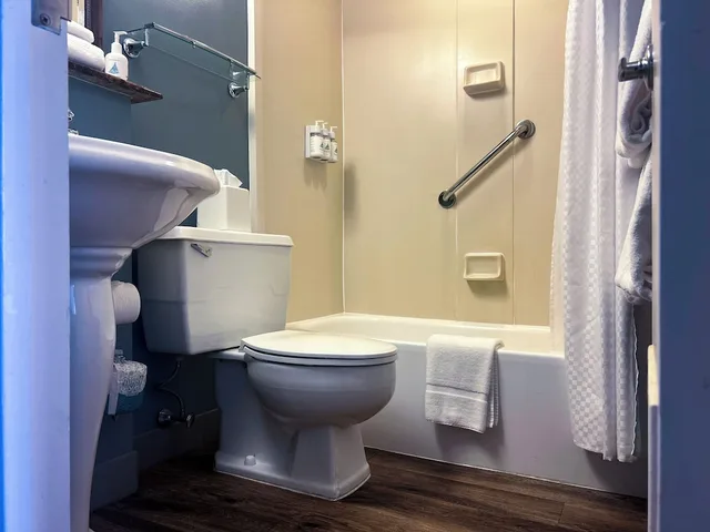غرفة قياسية بسريرين مزدوجين بإطلالة على المرفأ، The Newport Harbor Hotel and Marina 2/3