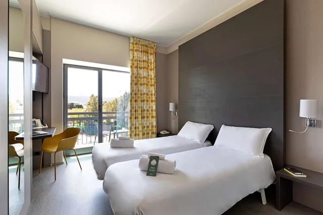 غرفة بسريرين منفصلين بشرفة، B&B Hotel Savona 3/10
