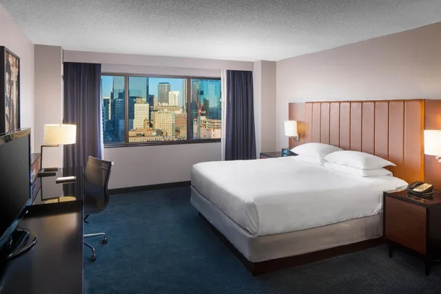 غرفة بسرير كينج بحوض استحمام لذوي الإعاقة، Hyatt Regency 1/2