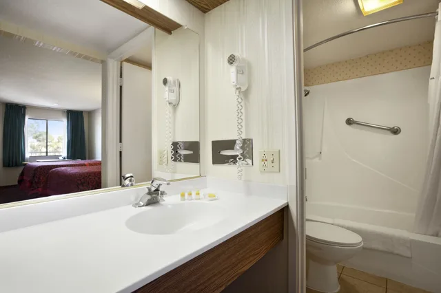 غرفة بسرير كوين، Days Inn by Wyndham Gilroy 2/4