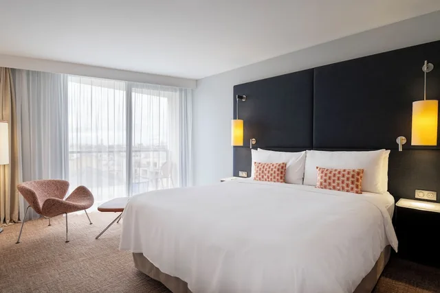 Prestige, King Bed, Balcony, Renaissance Paris Arc de Triomphe Hotel 3/10