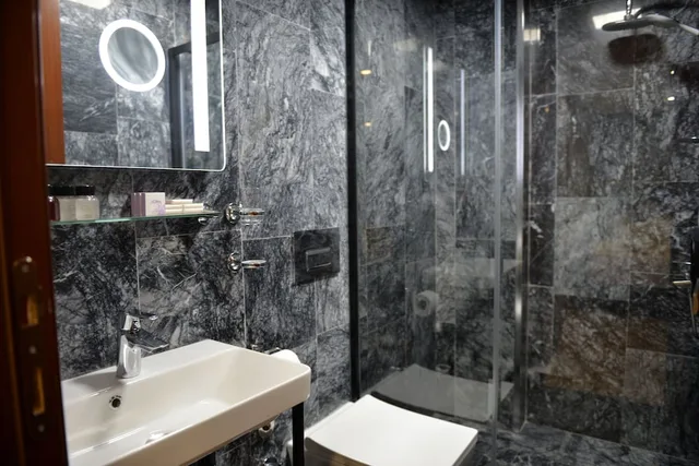 غرفة عائلية بسرير كوين وسريرين منفصلين، Basilissis Hotel 4/4